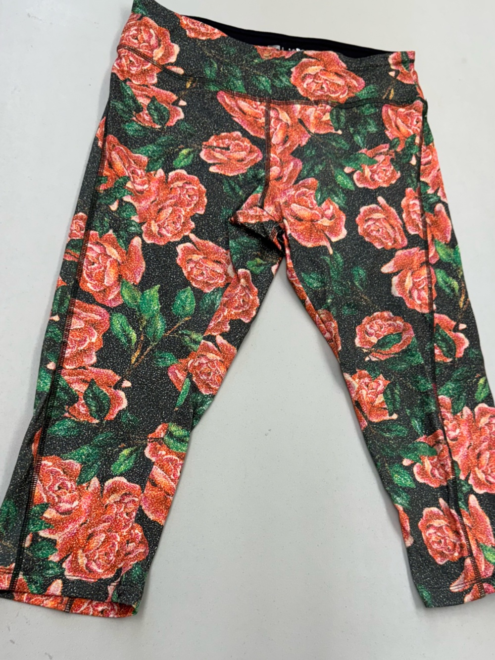LuLaRoe Black Floral Yoga Capri Leggings wit Coral Rose Print super comfortable